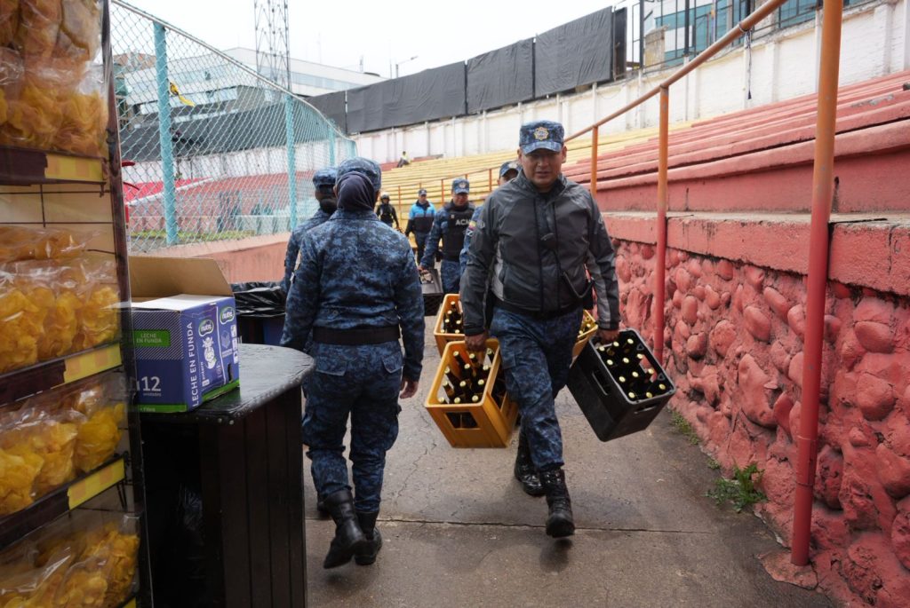 Unas 720 botellas de cerveza decomisaron agentes de la Guardia Municipal Ciudadana en el Estadio Alejandro Serrano Aguilar previo al encuentro por Copa Sudamericana. /Cortesía