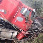 Un contenedor de volcó el kilómetro 17 de la vía cuenca – Molleturo – El Empalme. /Cortesía