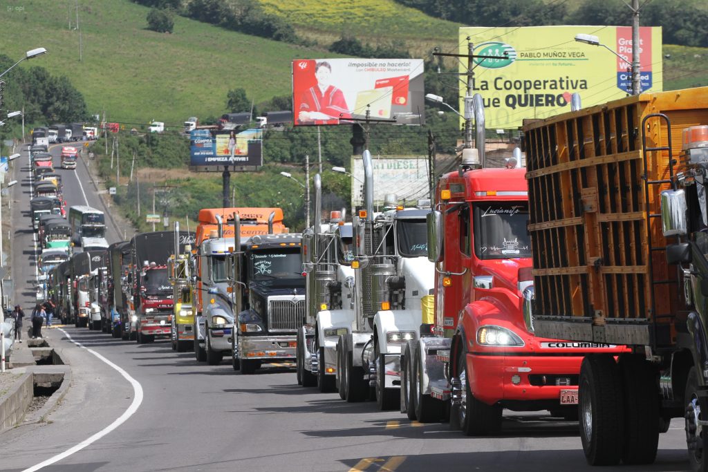 Los transportistas han venido rechazando las medidas de los gobiernos de Ecuador y Colombia. Foto: API