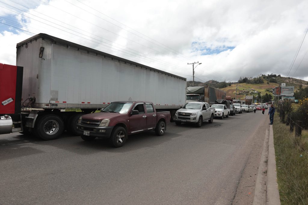 En este feriado movilícese con precaución por las vías de la provincia del Azuay. Foto: El Mercurio