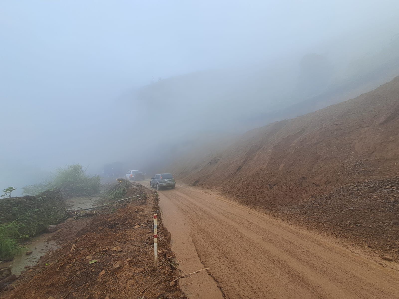 Un grave deslizamiento se presentó en el kilómetro 92 de la vía Cuenca – Molleturo – El Empalme, lo que provocó su cierre. /Cortesía