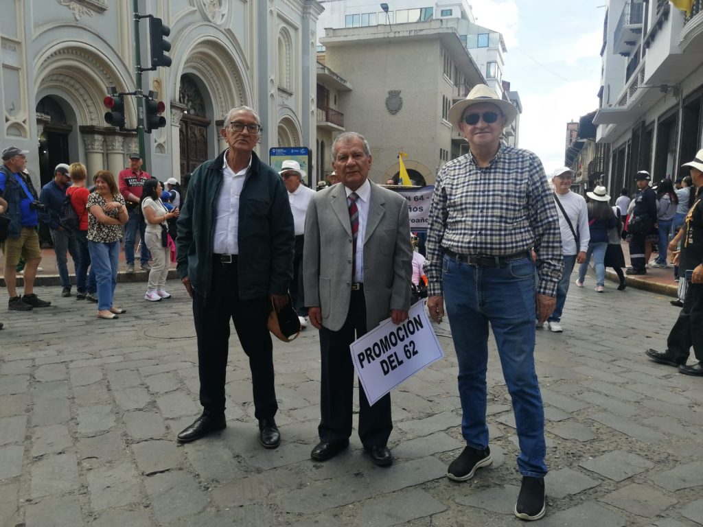 Oswaldo Narváez (centro), de la promoción 1962, participó en el desfile de ayer. /XCA
