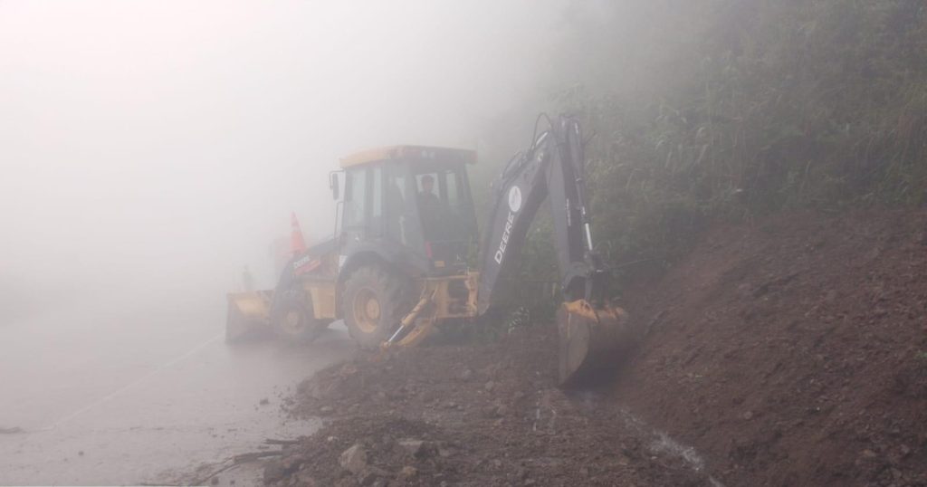 La vía Cuenca – Molleturo – El Empalme es una de las que presenta más complicaciones para llegar a Azuay. El MIT informó que ejecuta labores de limpieza. /Cortesía