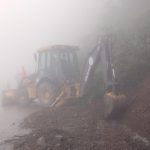 La vía Cuenca – Molleturo – El Empalme es una de las que presenta más complicaciones para llegar a Azuay. El MIT informó que ejecuta labores de limpieza. /Cortesía