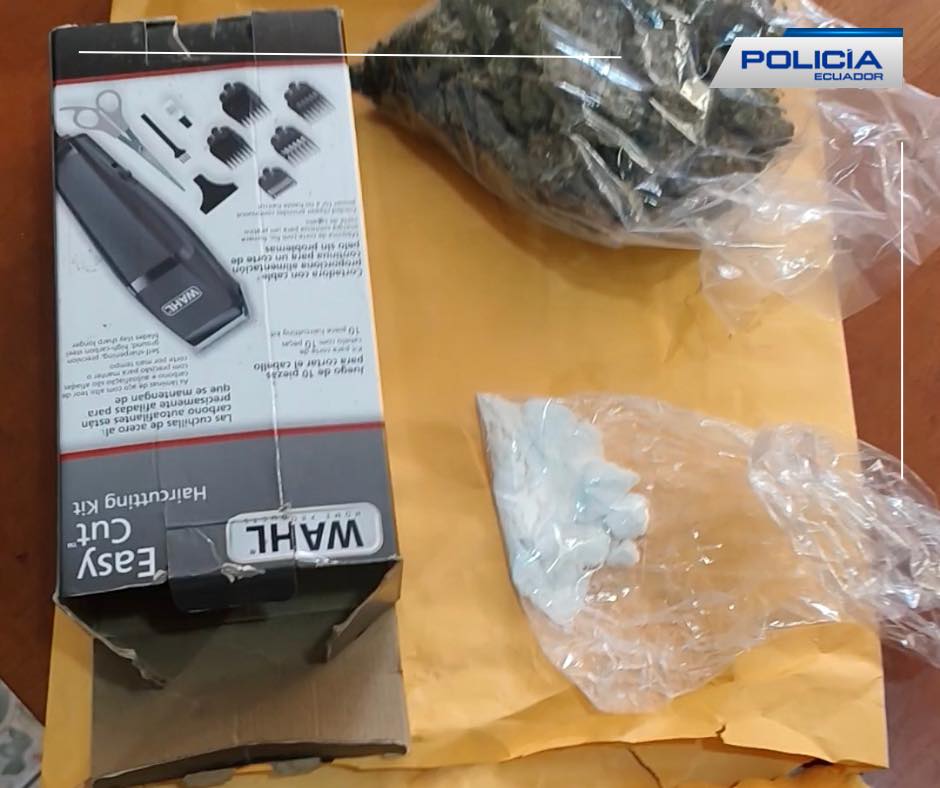 La droga se encontraba dentro de un paquete iba a ser enviado desde la Chola Cuencana. Foto: Policía Nacional