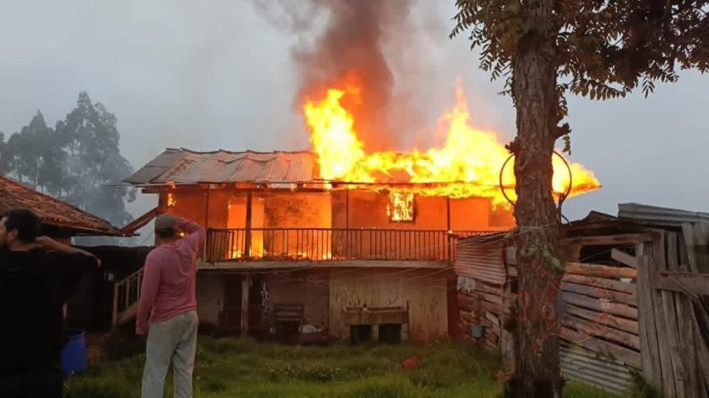 Una adulta mayor de 93 años falleció a causa de un incendio en la vía a Cojitambo, cantón Azogues. /Foto Cuerpo de Bomberos de Azogues
