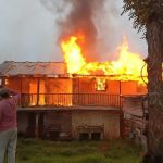 Una adulta mayor de 93 años falleció a causa de un incendio en la vía a Cojitambo, cantón Azogues. /Foto Cuerpo de Bomberos de Azogues