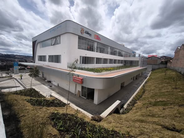 La construcción del Hospital Municipal de Baños avanza en Cuenca. Foto: Municipio