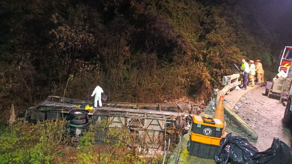 Bomberos de Cuenca atendió la emergencia a lo largo de la jornada de ayer. Foto: Bomberos Cuenca