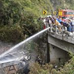 El bus se incendió tras volcarse en la vía Cuenca-Molleturo. Foto: Bomberos Cuenca