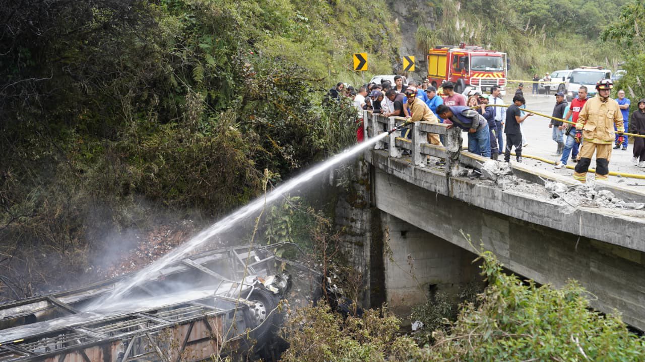El bus se incendió tras volcarse en la vía Cuenca-Molleturo. Foto: Bomberos Cuenca