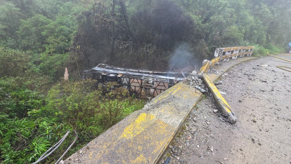 Pasado el mediodía del 15 de abril, un bus de la cooperativa San Luis se accidentó en la vía Cuenca-Molleturo. Foto: Bomberos Cuenca
