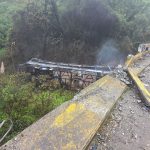 Pasado el mediodía del 15 de abril, un bus de la cooperativa San Luis se accidentó en la vía Cuenca-Molleturo. Foto: Bomberos Cuenca