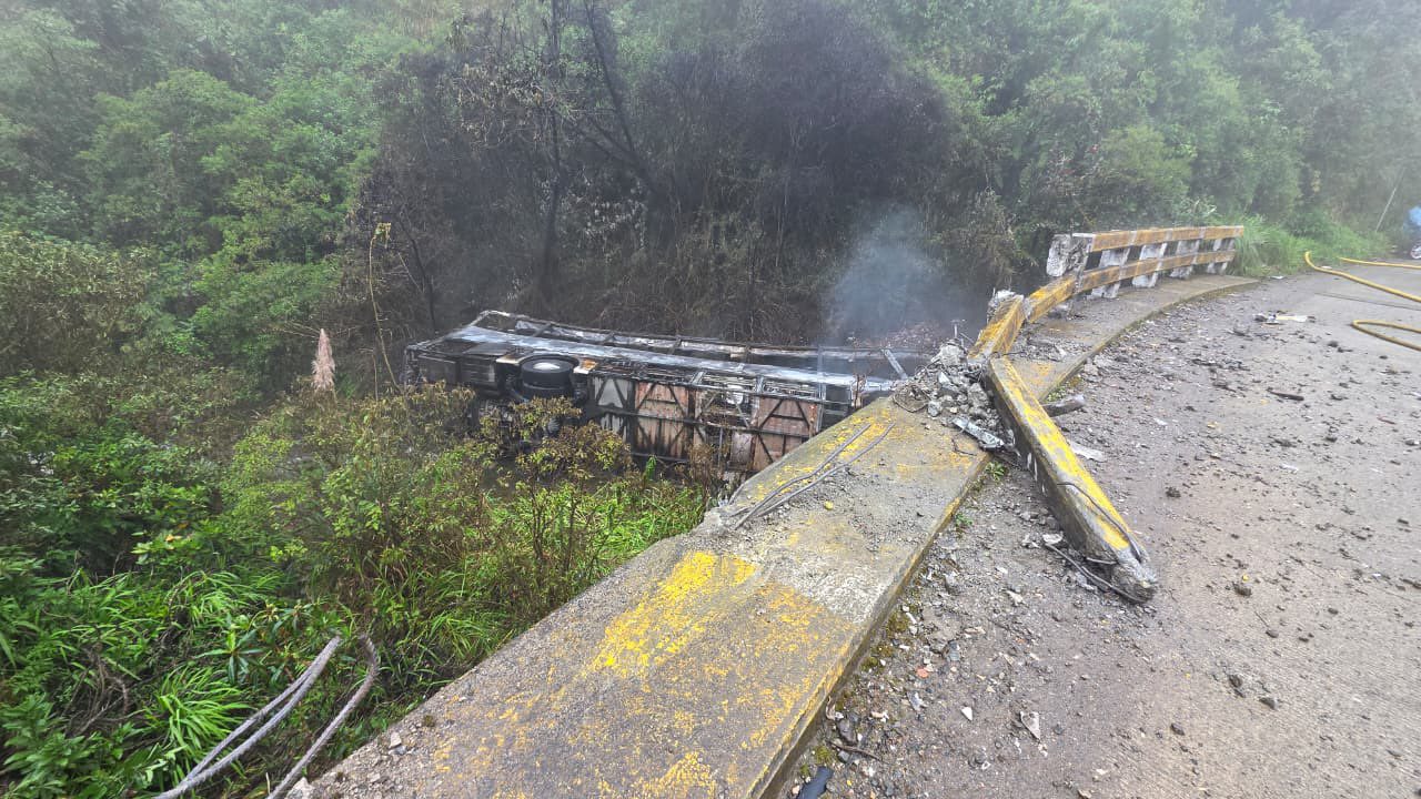 Pasado el mediodía del 15 de abril, un bus de la cooperativa San Luis se accidentó en la vía Cuenca-Molleturo. Foto: Bomberos Cuenca