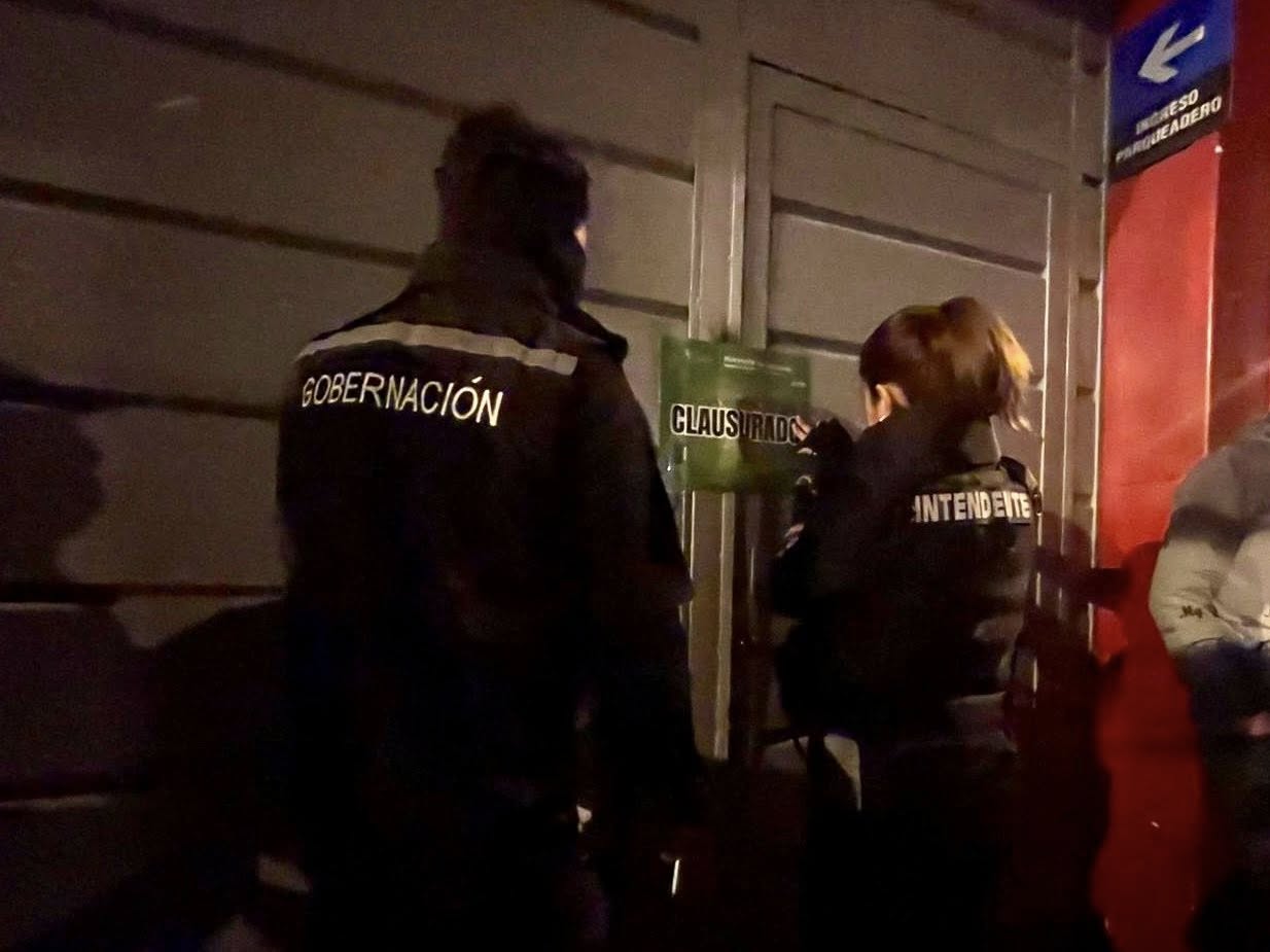 Personal de la Gobernación del Azuay procedió con la clausura de dos burdeles clandestinos y una tienda sin permisos. /Cortesía