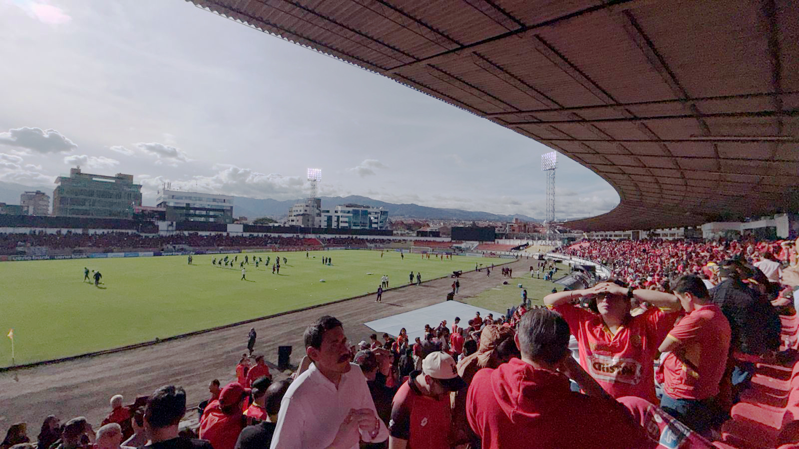 Ambiente previo al partido entre Deportivo Cuenca y Santos. Foto: El Mercurio