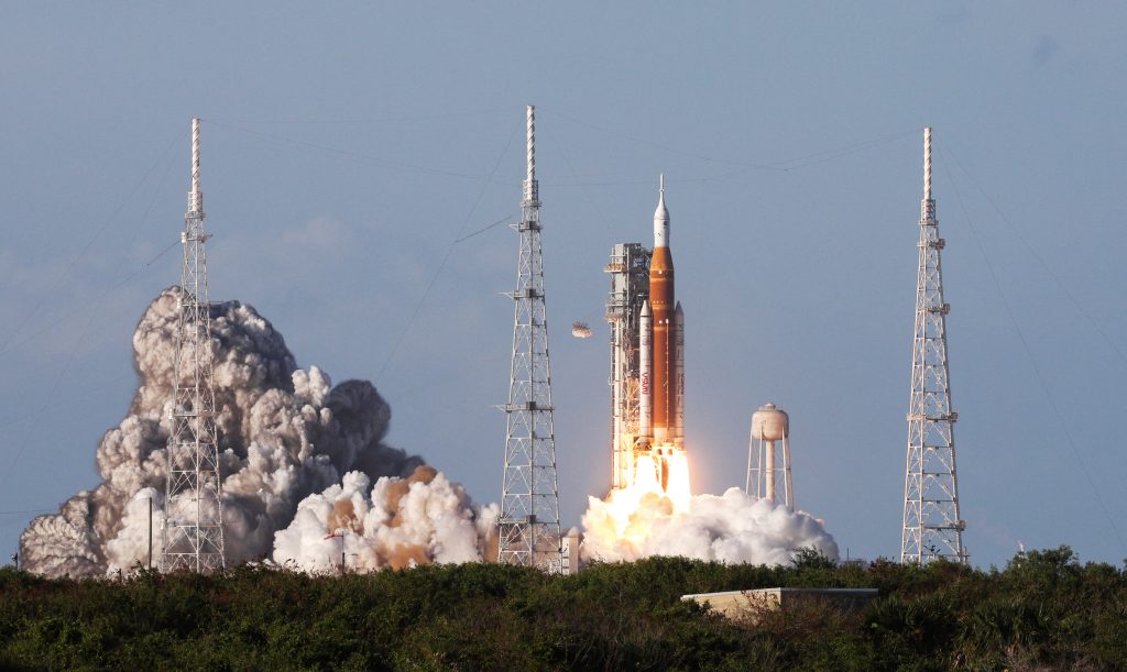 Artemis II despegó desde la Tierra y se dirige a la luna. Foto: AFP