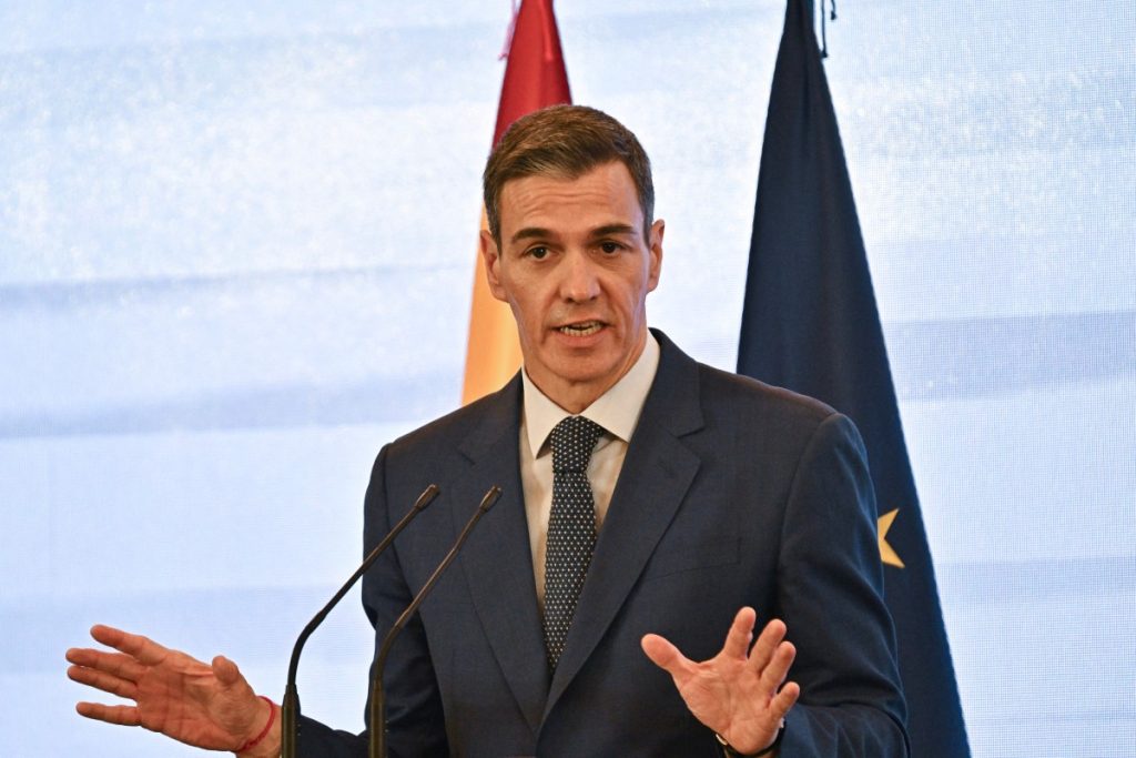 Pedro Sánchez justificó la medida afirmando que "es, ante todo, un acto de normalización. De reconocer la realidad de casi medio millón de personas que ya forman parte de nuestra vida cotidiana". Foto: AFP