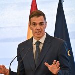 Pedro Sánchez justificó la medida afirmando que "es, ante todo, un acto de normalización. De reconocer la realidad de casi medio millón de personas que ya forman parte de nuestra vida cotidiana". Foto: AFP