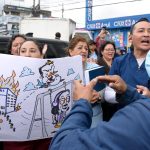 Docenas de personas protestaron por la situación sanitaria en Ecuador. Foto: AFP