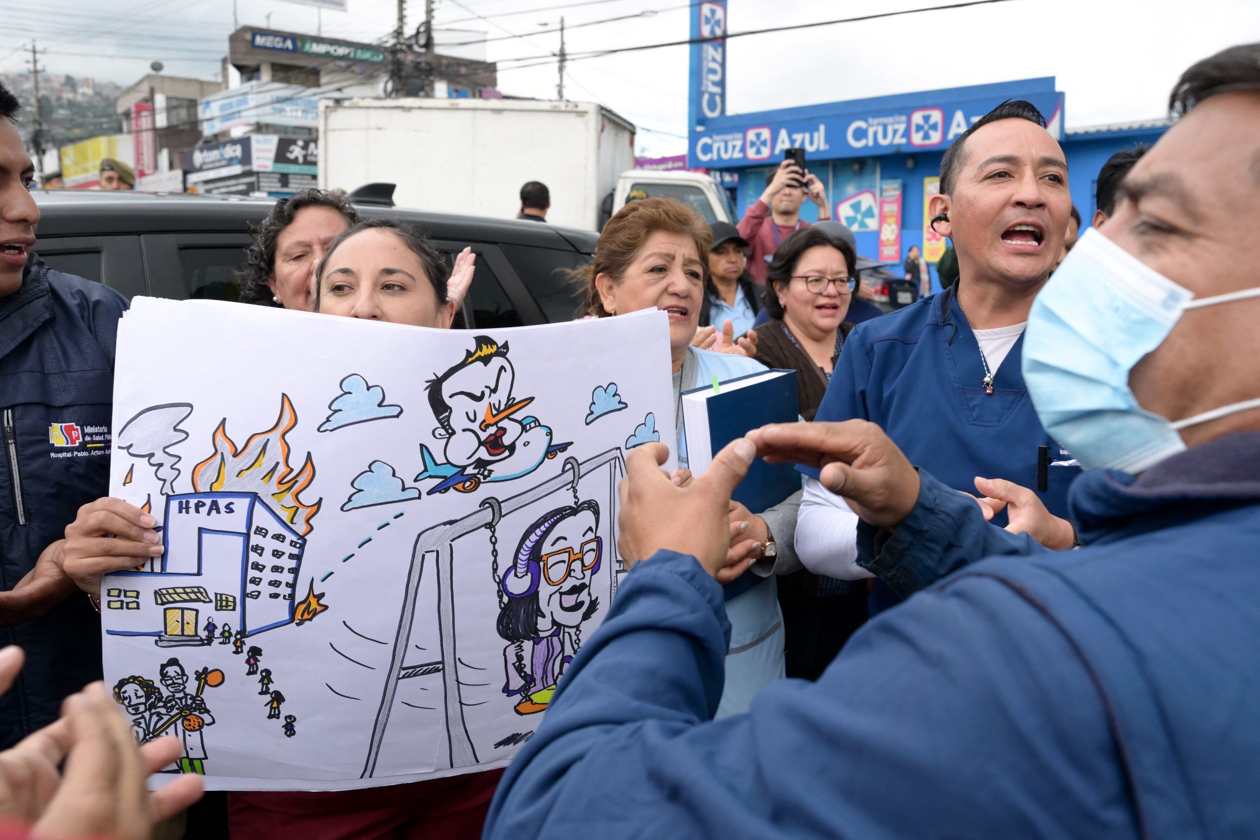 Docenas de personas protestaron por la situación sanitaria en Ecuador. Foto: AFP