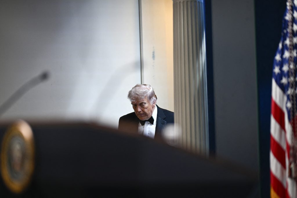 Donald Trump dirigiéndose a la sala de prensa para hablar sobre el incidente. Foto: AFP