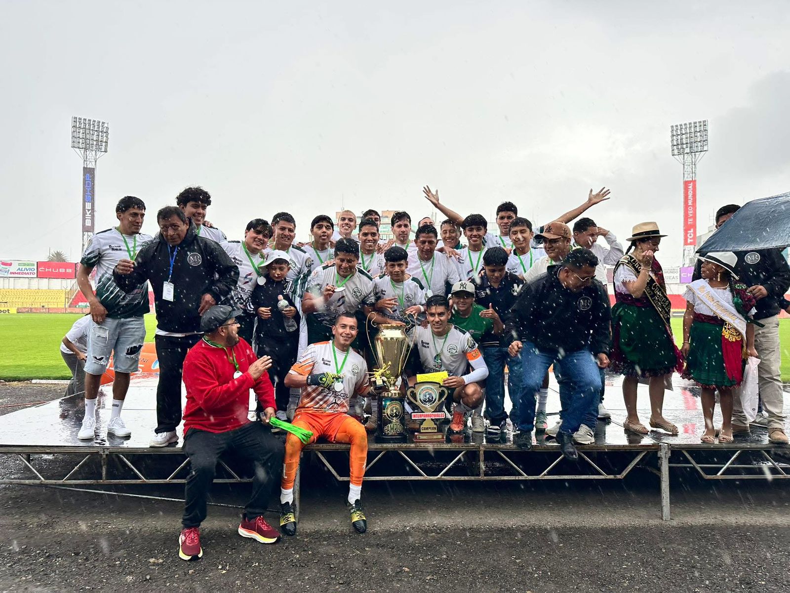 Jugadores de Cumbe celebran el título tras imponerse 2-0 a Ricaurte en el estadio Alejandro Serrano Aguilar. /KYY