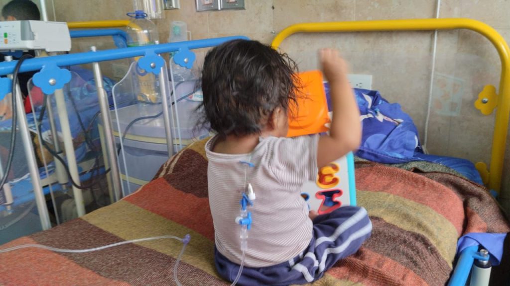 Hospital Vicente Corral devolvió los 50 dólares que pagó madre de niño por gasolina de ambulancia. Ahora el pequeño está en el hospital Baca Ortiz, en Quito.