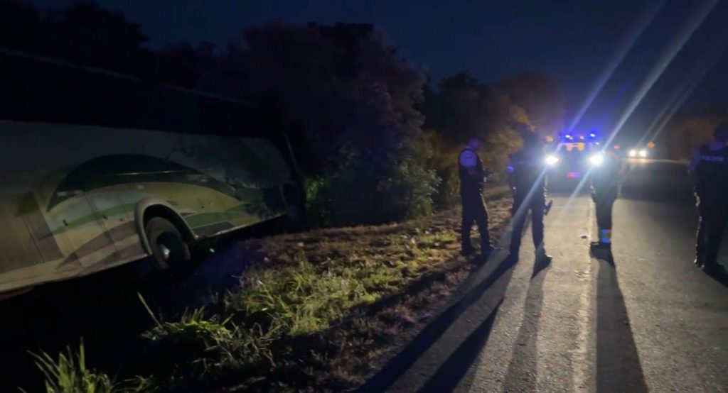 Bus de la Coop. Azuay que salió desde Cuenca se accidentó en la vía a Huaquillas. No se reportaron heridos.