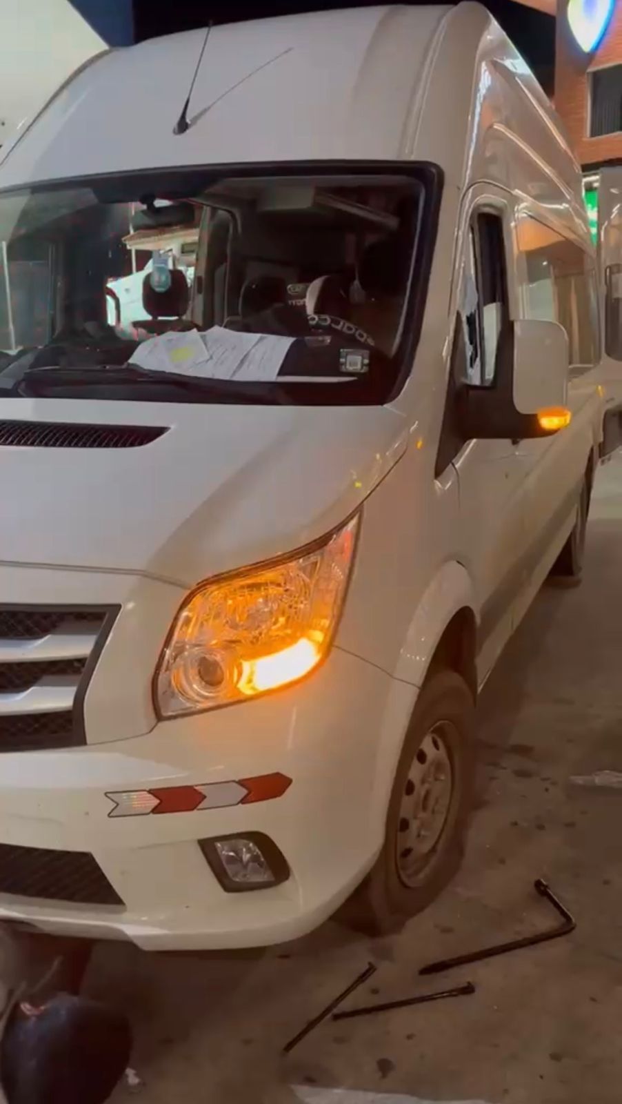 Furgoneta que cubría la ruta Guayaquil – Cuenca fue asaltada. Los delincuentes dispararon e hirieron al conductor.