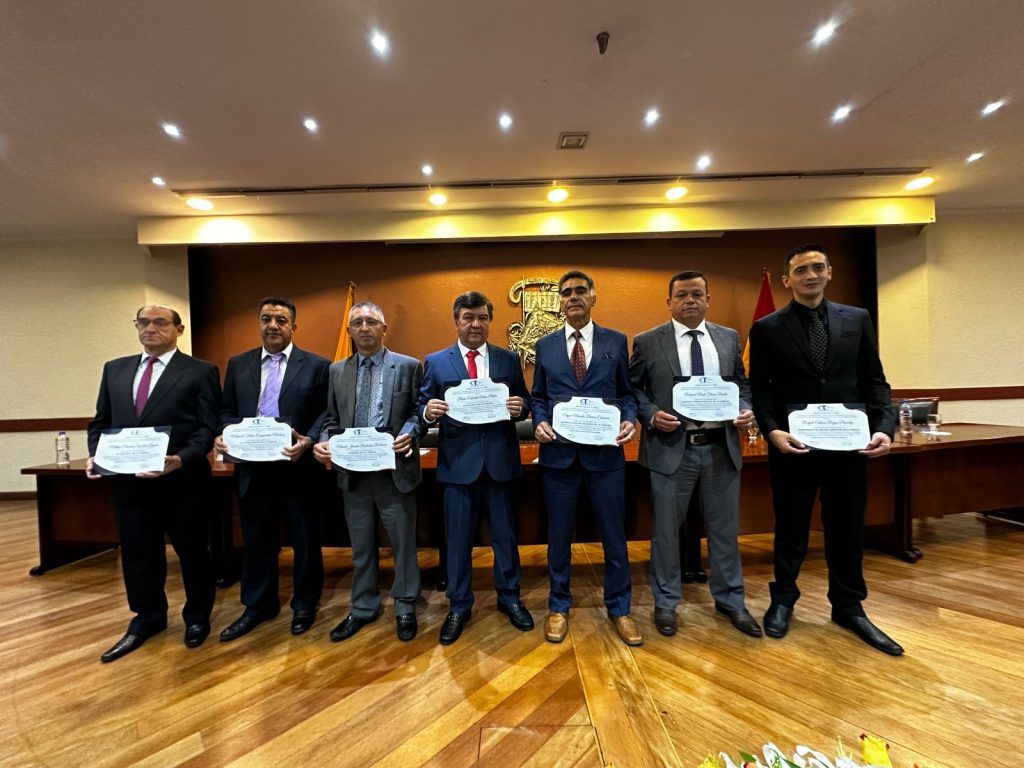 Transporte urbano en Cuenca tienen nuevos dirigentes. Boris Ochoa (centro) es el nuevo presidente.