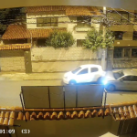 Captura del video en el que se puede observar como un vehículo impacta con otro que esta estacionado en una calle de Puertas del Sol. /Captura de video