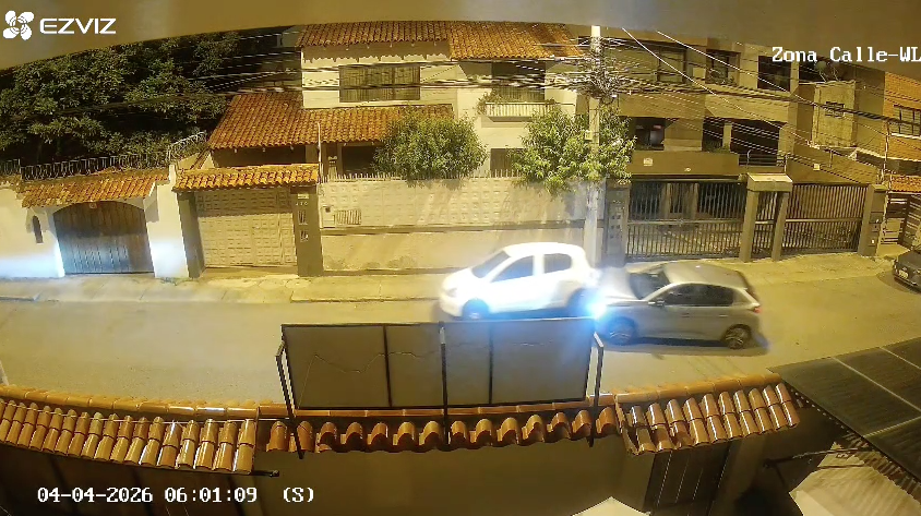 Captura del video en el que se puede observar como un vehículo impacta con otro que esta estacionado en una calle de Puertas del Sol. /Captura de video