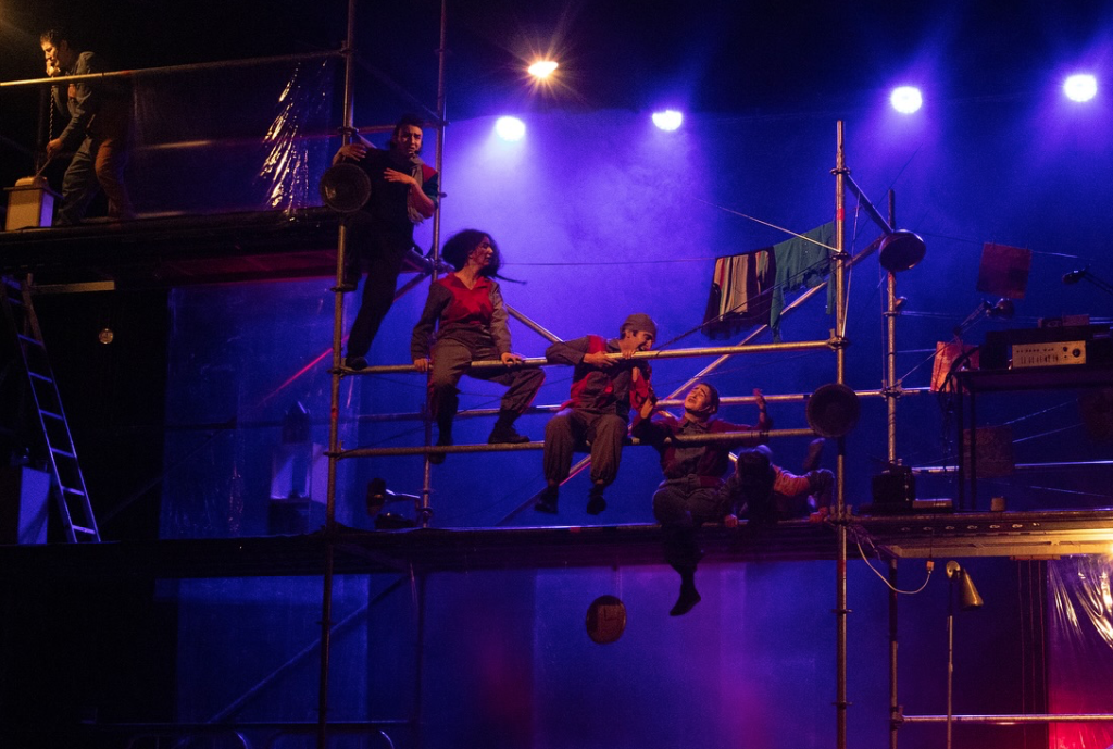 La obra ‘La Noche de los giles’ llega a escena los días 14 y 15 de abril de 2026. Esta propuesta se estrenó a finales de 2025 en el ‘Festival Escenarios del Mundo’. /Foto Escenarios del Mundo