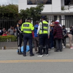 Personal de la Comisión de Tránsito del Ecuador (CTE) tomó procedimiento del accidente de este miércoles 8 de abril de 2026. /Captura de video de Multicanal
