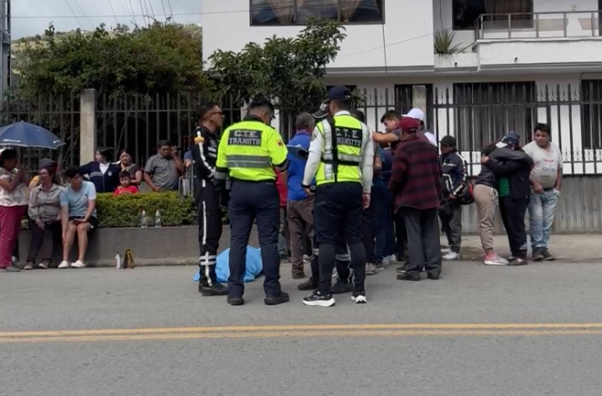 Personal de la Comisión de Tránsito del Ecuador (CTE) tomó procedimiento del accidente de este miércoles 8 de abril de 2026. /Captura de video de Multicanal