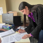 La directora ejecutiva de ARCA, Daniela Limongi, acudió a la Fiscalía de Cuenca para hacer reconocimiento de firmas y un avance de la denuncia sobre la contaminación del río Cuenca.