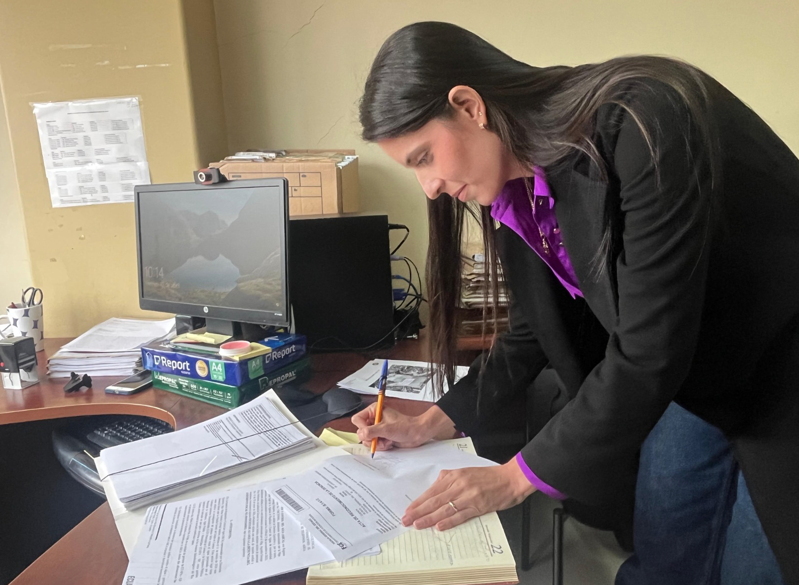 La directora ejecutiva de ARCA, Daniela Limongi, acudió a la Fiscalía de Cuenca para hacer reconocimiento de firmas y un avance de la denuncia sobre la contaminación del río Cuenca.