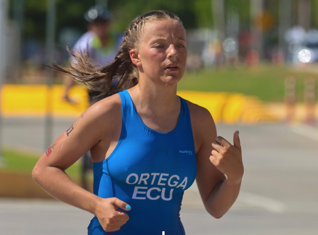 La triatleta cuencana obtuvo una medalla de oro de los Juegos Suramericanos de la Juventud Panamá 2026. /Cortesía