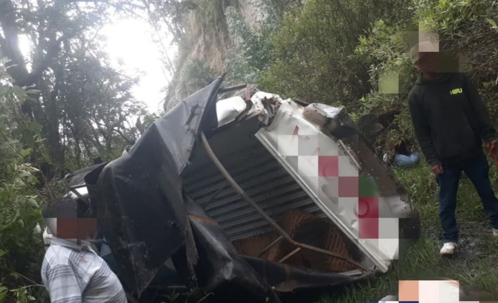 Dos personas fallecieron por el volcamiento de una camioneta en el sector Voluntad de Dios en la parroquia Llacao. /Cortesía