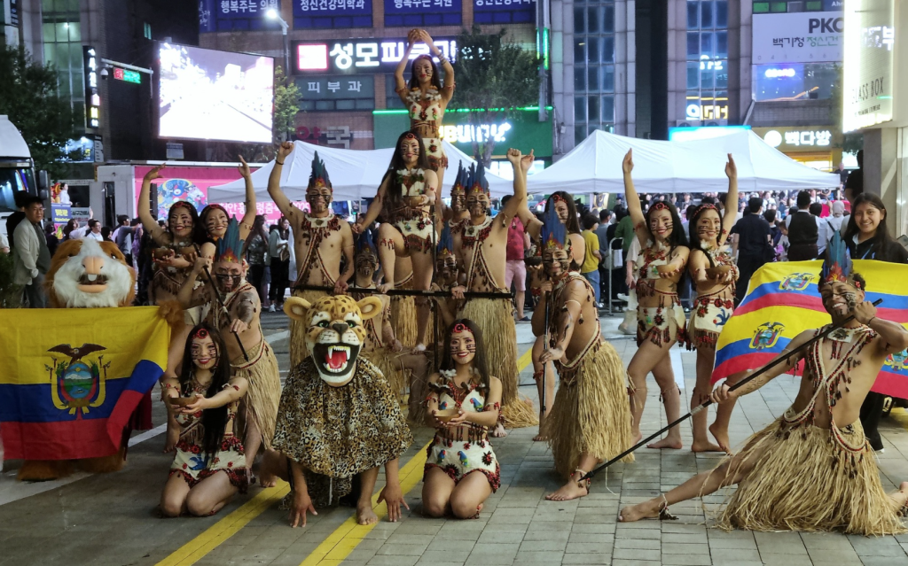 Integrantes del ‘Ballet Folklórico Llactapi Jatarishu’ durante su presentación en 2025 en Corea del Sur. /Cortesía