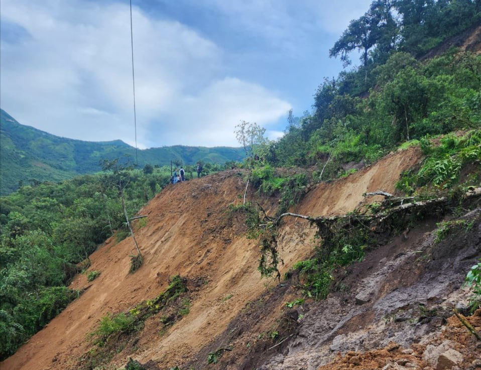 Unos 100 metros de la vía que conectan a San Rafael de Sharug con las zonas costaneras, se vieron afectadas. /Cortesía