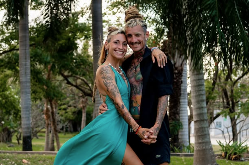 Gastón Firpo y Jazmín Repetto publicaron un video pidiendo ayuda tras ser parte de las víctimas del accidente de tránsito ocurrido en la vía Cuenca - Molleturo. /Cortesía