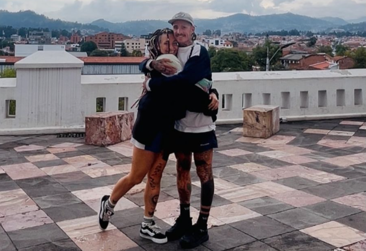 La pareja de argentinos compartió una fotografía en la que anunciaba que recaudó los fondos suficientes para volver a su país. /Cortesía