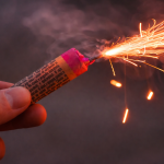 El ruido ensordecedor de la pirotecnia afecta a las personas con TEA. Foto referencial