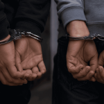 Dos hombres fueron detenidos por la Policía Nacional tras un secuestro en Cuenca. Foto referencial creada con IA