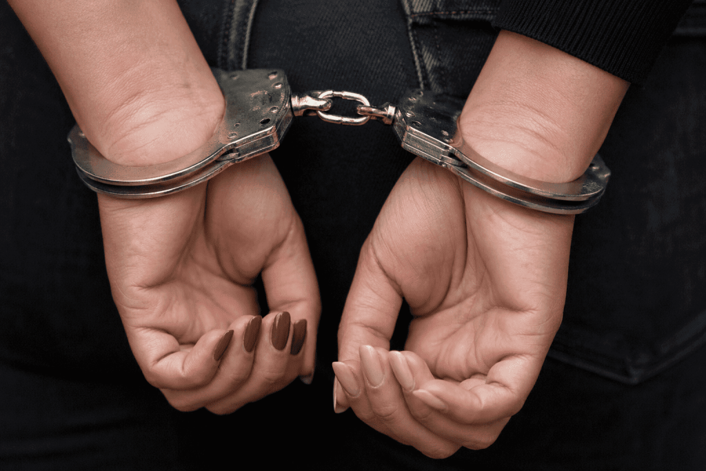 Dos mujeres fueron recapturadas tras fugarse de la cárcel de Azogues. Foto referencial creada con IA