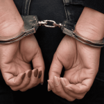 Dos mujeres fueron recapturadas tras fugarse de la cárcel de Azogues. Foto referencial creada con IA