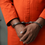 El adolescente participó en un hecho que dejó un fallecido en la vía Cuenca-Molleturo. Foto referencial creada con IA