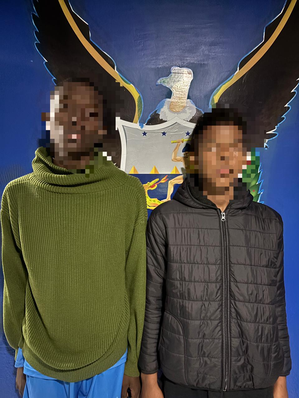 Dos menores de edad capturados tras un asalto en Sayausí. Encontraron un celular que le robados a dos jóvenes.